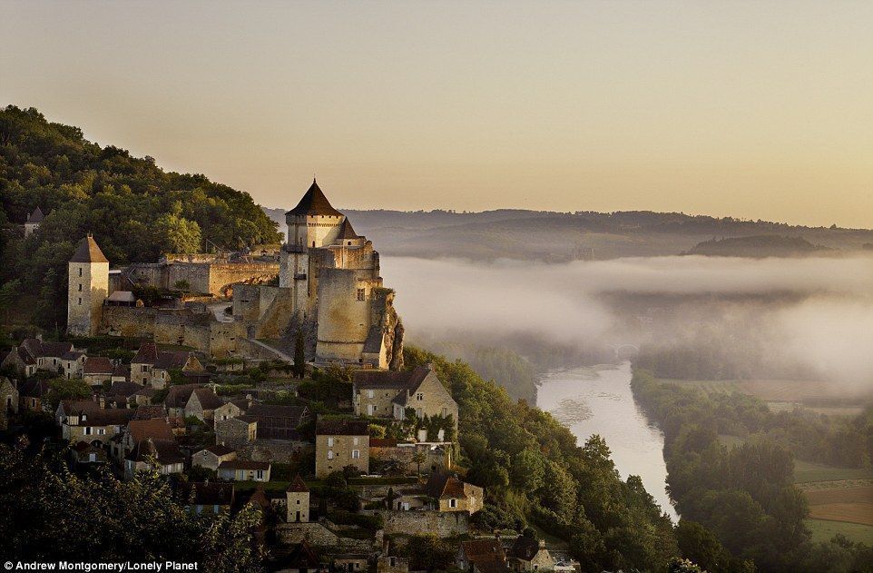 The Ch?teau de Castelnaud, which was constructed between the 13th and 17th centuries, looms over the Dordogne Valley