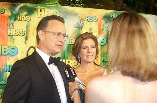 450px_Tom_Hanks_2008_rita_wilson_308035929