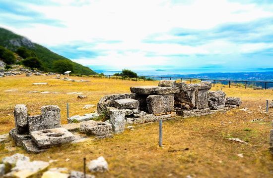 800px-Ancient_Kasopi_altar_view-Cassope-Ancient-theater-in-Greek-Region-of-Epirus-with-a-great-view-of-the-Ionian-Sea