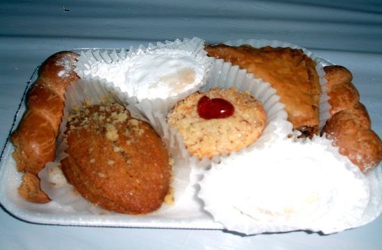 800px-Greek_cookies_and_pastries-melomakarona-kourabiedes