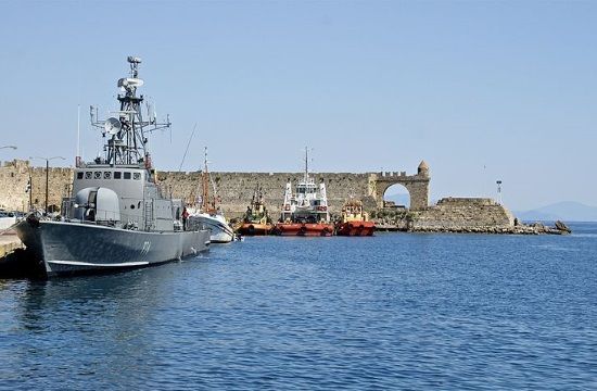 800px_Greek_coast_guard_pushers_Rhodes__Greek_PM_Our_action_at_sea_is_not_only_national_but_also_humanitarian_505453232