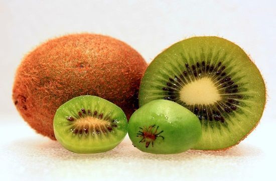 800px_Hardy_Kiwi_Comparison_3_107350326