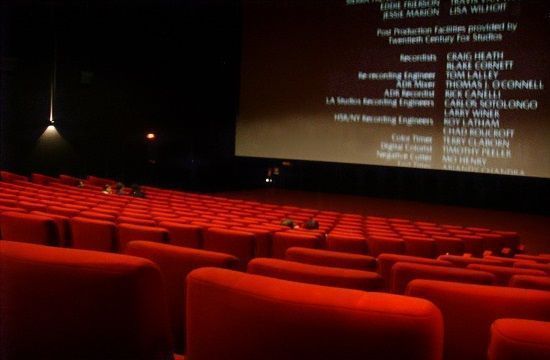 800px_Interno_di_un_sala_da_cinema_movie_theater_131370977