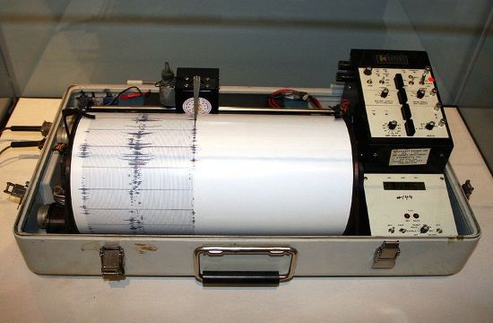 800px_Kinemetrics_seismograph_516267220