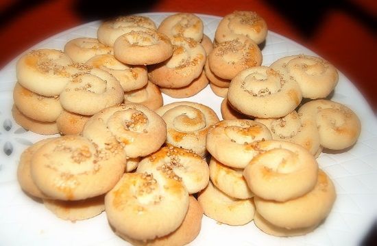 800px_Koulourakia_The_delicious_traditional_Greek_Easter_koulourakia_436096990