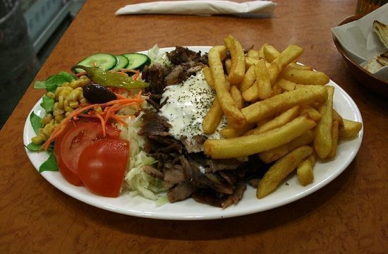 800px_Plate_with_Gyros_Vegetables_784033122
