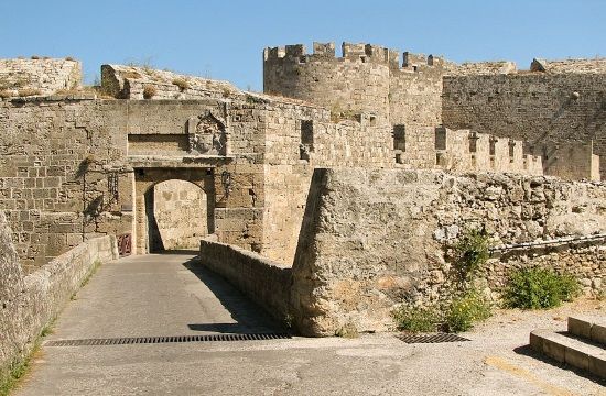 800px_Rhodes_old_town_Greece_1_medieval_castle_town_969354280