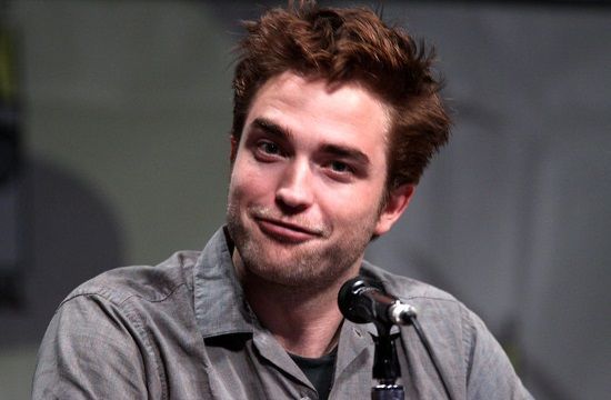 800px_Robert_Pattinson__7585879702__993429341