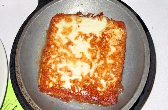 800px_Saganaki_Flaming_Greek_saganaki_sets_off_sprinklers_at_Baltimore_restaurant_174318133