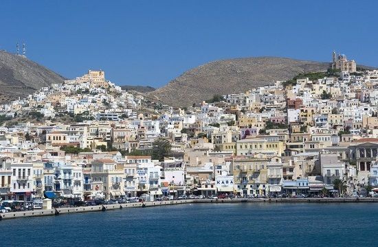 800px_Syros_Ano_Syros_u_Ermoupolis140707_256422498