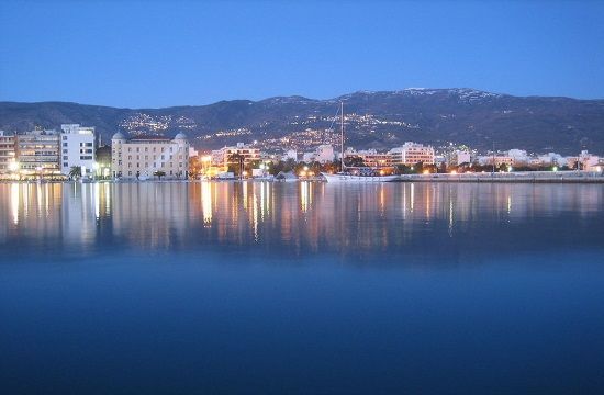 800px_Volos_bynight_434171448
