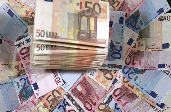 983706158-billet-de-10-euros-Additional-support-for-small-and-medium-sized-enterprises-in-Greece