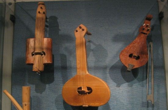 Childrens_musical_instruments___cretan_lyra__1_3___dhioli__4._violin___Museum_of_Greek_Folk_Musical_Instruments_917201363