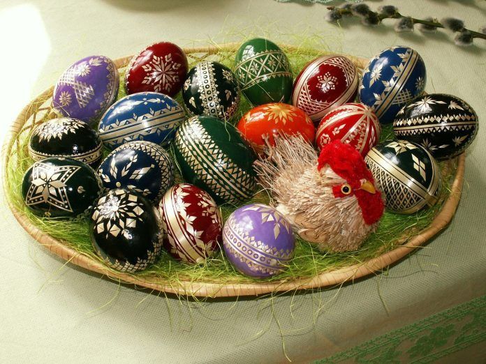 Easter_eggs___straw_decoration_877768498