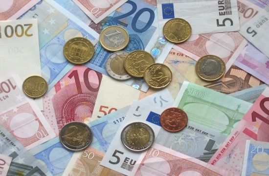 Euro_coins_and_banknotes_836976351