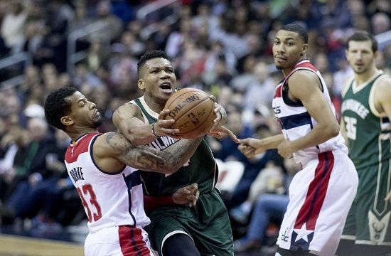 Giannis_Antetokounmpo_vs_Washington_Wizards__December_12th_2016_Shaquille_O___Neal_attempts_to_speak_Greek_to_Giannis_Antetokounmp_582926154