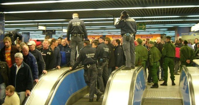 Munich_U_Bahn_Wache_384818890