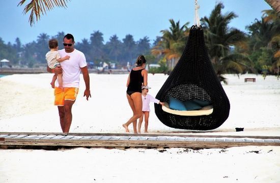 family_tourists_beach_pixabay_494771242_137653199