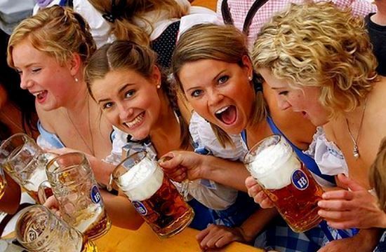 german_beer_girls_tourists_633953964_185939679