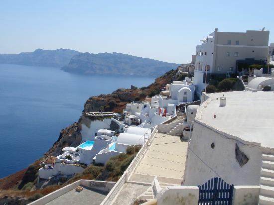 hotel spills down the cliff (18357221)