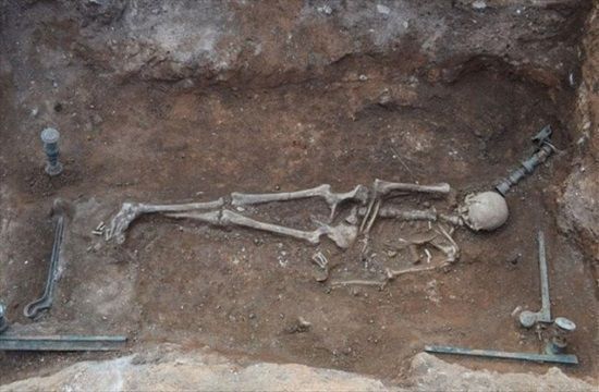 kozani_asulito_tafo_tou_1ou_aiona_px_efere_sto_fos_i_arxaiologiki_skapani_Unique_intact_Hellenistic_tomb_found_in_Kozani__northern_Greece_437648379