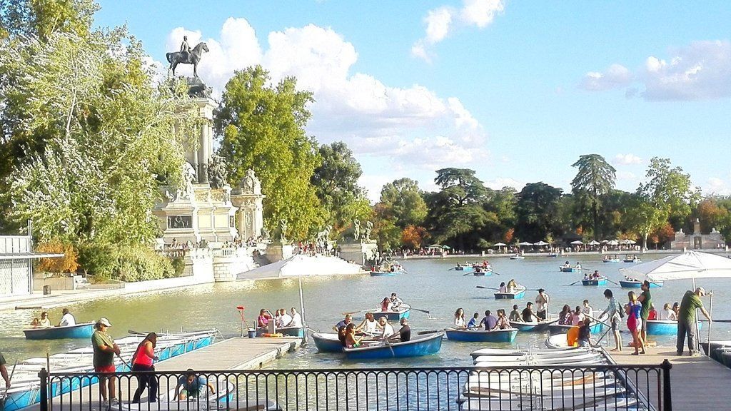 Nice afternoon at Retiro Park lakewith boats and fun (110457411)