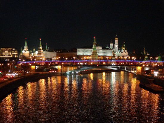 Moskva river with the kremlin in the background. (85912726)