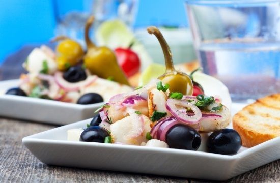 ouzo_meze_appetizers_greek_gastronomy_food_visit_greece_2_626129092