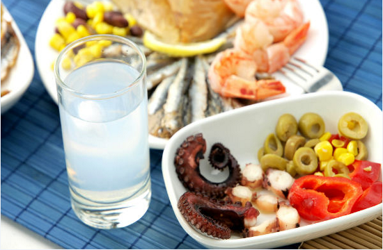 ouzo_meze_appetizers_greek_gastronomy_food_visit_greece_968613045