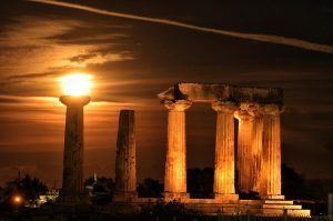 Το φεγγάρι ανατέλλει πανω από το ναό του Απόλλωνα στην Αρχαία Κόρινθο, κατά τη διάρκεια της μεγαλύτερης πανσέληνου των τελευταίων 70 ετών, Δευτέρα 14  Νοεμβρίου 2016. Τελευταία φορά που η ανθρωπότητα είδε αυτό το φαινόμενο ήταν το 1948, ενώ η επόμενη φορά που το φεγγάρι θα είναι και πάλι τόσο κοντά στην γη, θα είναι τον Νοέμβριο του 2034. ΑΠΕ ΜΠΕ/ΑΠΕ ΜΠΕ/ΒΑΣΙΛΗΣ ΨΩΜΑΣ