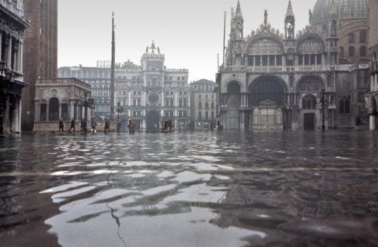 Piazzetta_San_Marco___alluvione_di_Venezia_1966_75__of_Venice_sinks_under_the_water_from_the_heavy_rains__video__156184291