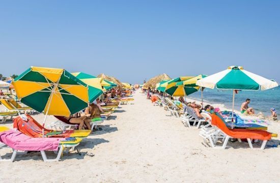 kos_editorial_beach_tourists_shutterstock_1032405133-1024x684
